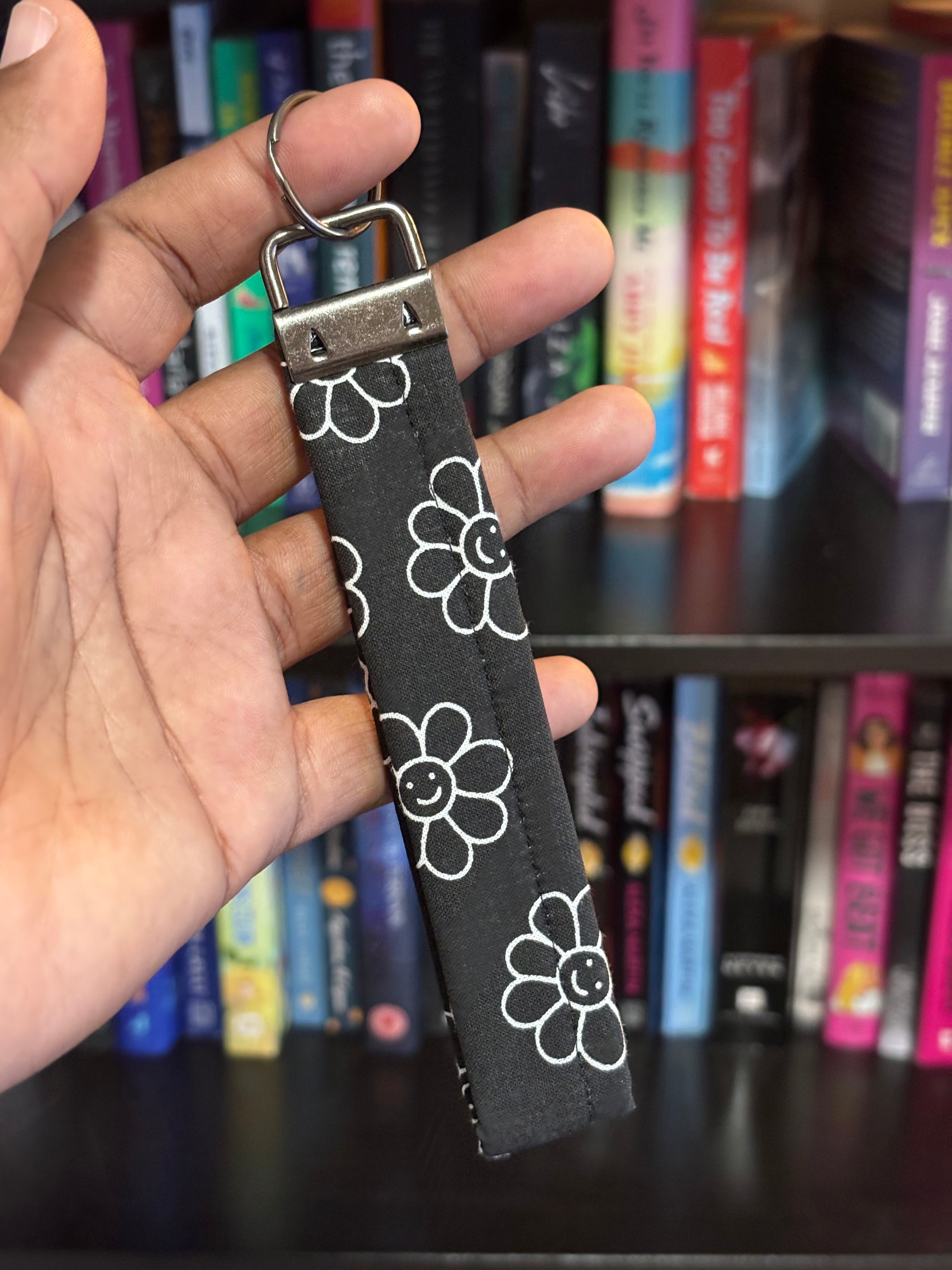 Black Smiley Flowers Wrist Keychain
